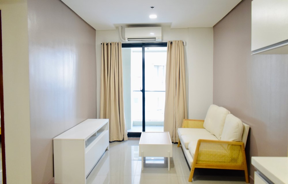 One Bedroom and 1 Living Room with Balcony Double window (45 sqm.)